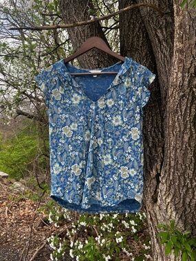 🌸 Lucky Brand Women’s Floral Top – Blue Print (Size L)